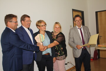 Bei der Auszeichnung zum offiziellen Projekt der UN-Dekade Biologische Vielfalt v. l. der Leiter des Demonstrationsbetriebs J�rgen Maurer, DBV-Umweltbeauftragter Eberhard Hartelt, F.R.A.N.Z-Projektleiterin Sibylle Duncker, Tanja Maurer und Rudolf Ley vom Bundesumweltministerium.