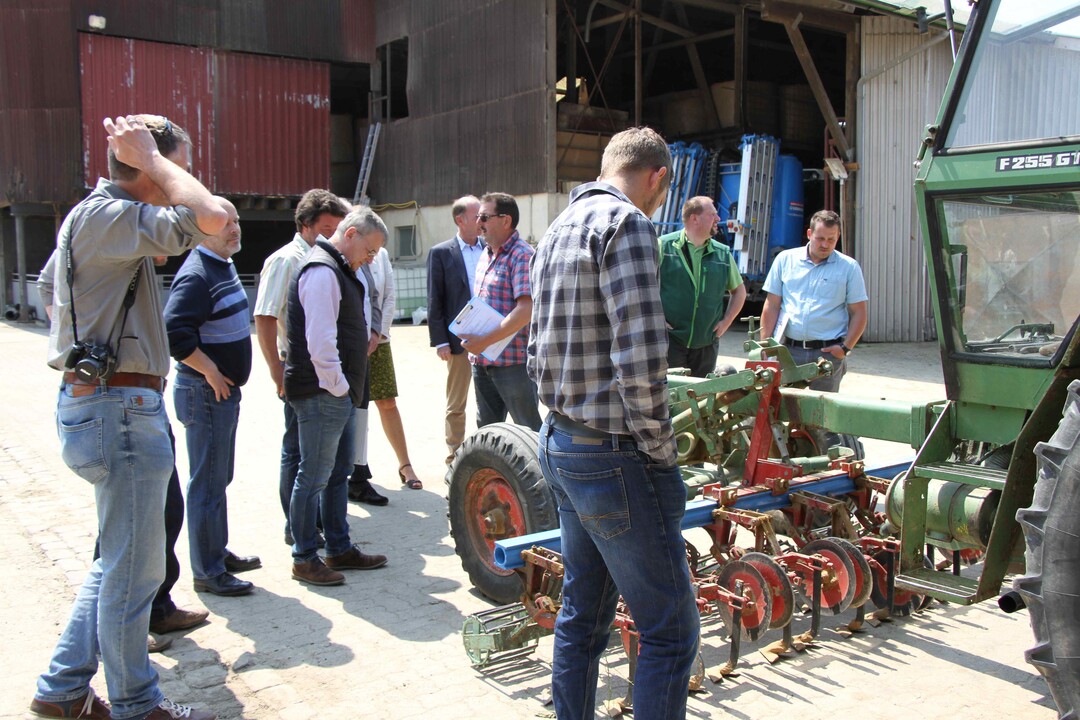 "Alte" Technik erlebt seine Renaissance. Der Ger�tetr�ger mit Zwischenachsanbau ist f�r den �kolandbau wieder gefragt. Im Hintergrund ist die Pflanzenschutzspritze zu sehen, mit der bisher gearbeitet wurde.