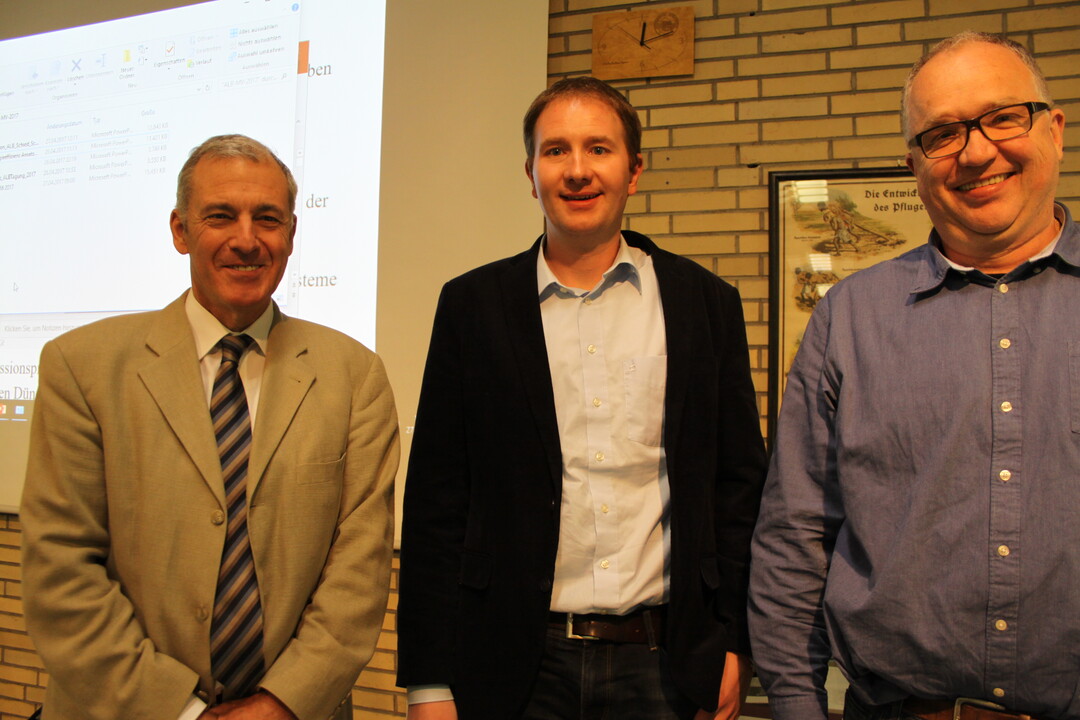 Wie lässt sich Energie auf den Betrieben einsparen? Das diskutierten (v. l. n. r.): Prof.Dr. Thomas Jungbluth vom Institut für Agrartechnik an der Uni Hohenheim, Thomas Weil von der LSZ Boxberg und Mathias Harsch vom LAZBW Aulendorf.