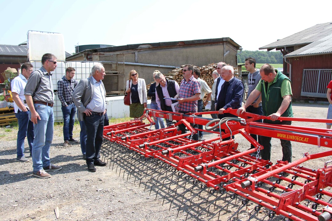 Eine Investition in die Zukunft. F�r den �kologischen Anbau wurde ein neuer Striegel angeschafft, um mechanische Unkrautbek�mpfung effektiv betrieben zu k�nnen. Auch im konventionellen Anbau wird die Technik im Vorauflauf eingesetzt.