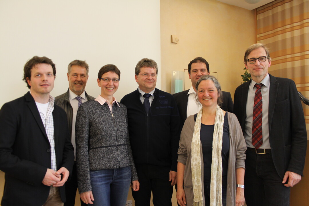 Wie lassen sich Zuchtsauen, Ferkel und Mastschweine effizient, tier- und umweltgerecht ern�hren? Dar�ber diskutierten auf der LAF-BAT-Tagung am Donnerstag dieser Woche (v.l.n.r.) Jun.-Prof. Dr. Christian Visscher, Stiftung Tier�rztliche Hochschule Hannover, Prof. Dr. Wilhelm Windisch von der Bayerischen Arbeitsgemeinschaft Tierern�hrung (BAT) in Freising-Weihenstephan, Dr. Tanja Zacharias vom Bildungs- und Wissenszentrum (LSZ) Boxberg, Dr. Wolfgang Prei�inger von der Bayerischen Landesanstalt f�r Landwirtschaft, Institut f�r Tierern�hrung und Futterwirtschaft in Schwarzenau, Dr. Christina Jais von der Bayerischen Landesanstalt f�r Landwirtschaft, Institut f�r Landtechnik und Tierhaltung in Grub, Dr. Stephan Schneider von der Bayerischen Landesanstalt f�r Landwirtschaft, Institut f�r Tierern�hrung und Futterwirtschaft in Grub und Prof. Dr. Markus Rodehutscord vom Institut f�r Nutztierwissenschaften an der Uni Hohenheim.