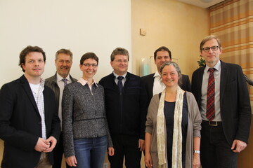 Wie lassen sich Zuchtsauen, Ferkel und Mastschweine effizient, tier- und umweltgerecht ern�hren? Dar�ber diskutierten auf der LAF-BAT-Tagung am Donnerstag dieser Woche (v.l.n.r.) Jun.-Prof. Dr. Christian Visscher, Stiftung Tier�rztliche Hochschule Hannover, Prof. Dr. Wilhelm Windisch von der Bayerischen Arbeitsgemeinschaft Tierern�hrung (BAT) in Freising-Weihenstephan, Dr. Tanja Zacharias vom Bildungs- und Wissenszentrum (LSZ) Boxberg, Dr. Wolfgang Prei�inger von der Bayerischen Landesanstalt f�r Landwirtschaft, Institut f�r Tierern�hrung und Futterwirtschaft in Schwarzenau, Dr. Christina Jais von der Bayerischen Landesanstalt f�r Landwirtschaft, Institut f�r Landtechnik und Tierhaltung in Grub, Dr. Stephan Schneider von der Bayerischen Landesanstalt f�r Landwirtschaft, Institut f�r Tierern�hrung und Futterwirtschaft in Grub und Prof. Dr. Markus Rodehutscord vom Institut f�r Nutztierwissenschaften an der Uni Hohenheim.