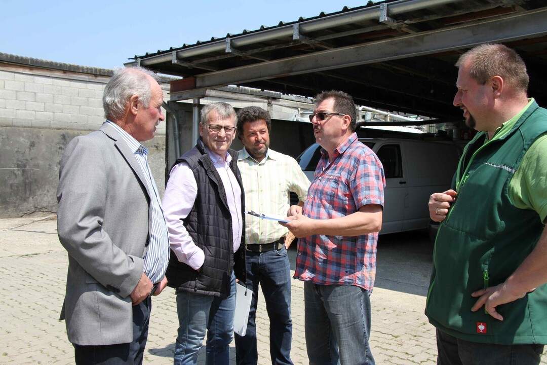 Werner Kunz (links) und Helmut J�ger (Mitte) kl�ren zusammen mit den beiden Betriebsleiter �ber die aktuellen Herausforderungen der Branche auf.