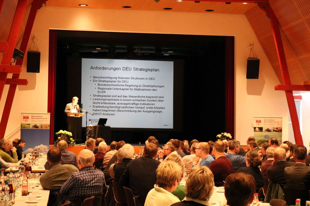 Gut gefüllt war die "Alte Turnhalle" in Niederstetten.