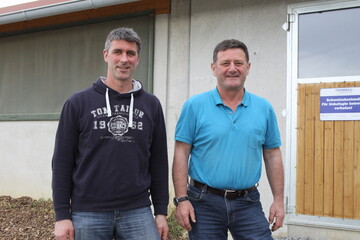 „Als wir den Stall geplant haben, war es uns wichtig einen Dreiklang aus Wirtschaftlichkeit, Tierwohl und Arbeitswirtschaft auf den Weg zu bringen. Das Thema Tierwohl muss man dabei mehr rational als emotional betrachten. Denn die Mastschweine so zu halten, kostet zunächst einmal mehr Geld. Geld, das in der Vermarktung wieder eingespielt werden muss“, geben Volker Baumann (l.) und sein Kooperationspartner Rudolf Deitigsmann Einblicke in die Betriebsstrategie der Kirchbühl GbR in Kupferzell-Goggenbach (Hohenlohekreis).