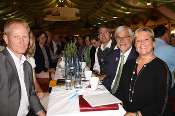 Kultusministerin Susanne Eisenmann am Tisch zusammen mit v. l. Hubert Kucher, dem CDU-Bundestagsabgeordneten Roderich Kiesewetter und Landrat Klaus Pavel.