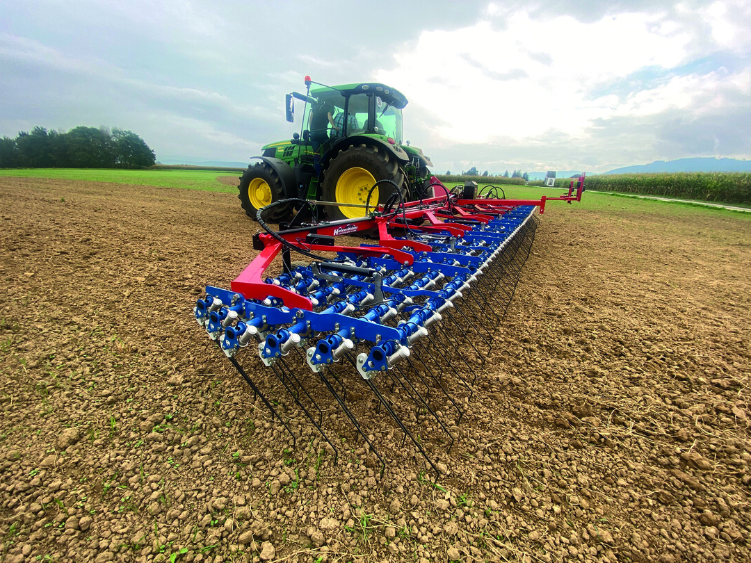 Die Firma Hetzenbichler hat Striegel von 1,5 bis 27 Meter Arbeitsbreite im Programm.