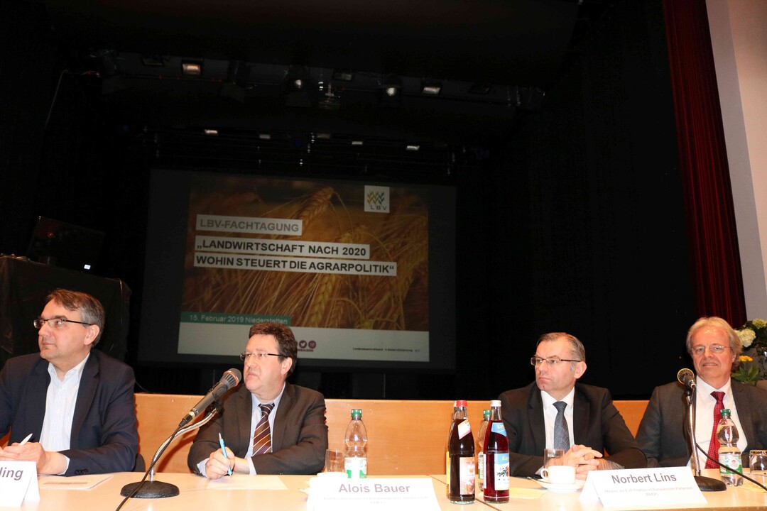 Die vier Referenten konnten die offenen Fragen der Landwirte in der abschließenden Diskussionsrunde klären.