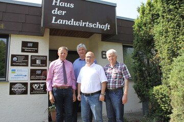 Der Flächenverbrauch für Gewerbe- und Industriegebiete, Siedlungs- und Straßenbau nimmt kontinuilerlich zu. Für einen maßvolleren Umgang mit den davon bedrohten Agrarflächen sprachen sich jetzt (v.l.) Gerhard Glaser, Vizepräsident des Landesbauernverbandes (LBV) und Vorsitzender des Kreisbauernverbandes (KBV) Biberach-Sigmaringen, Heinz Scheffold, stellvertretender Vorsitzender KBV Biberach-Sigmaringen, Kreisgeschäftsführer Niklas Kreeb und Hubert Hopp, stellvertretender Vorsitzender des KBV Biberach-Sigmaringen auf einer Pressekonferenz aus