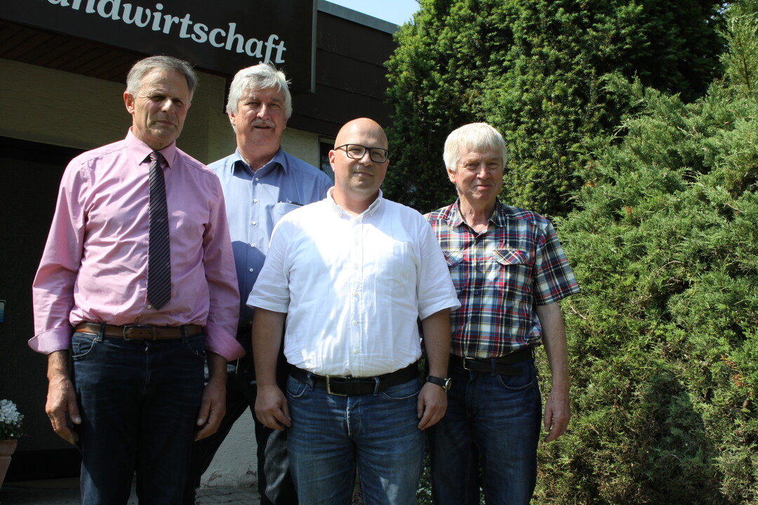 F�r einen ma�volleren Umgang mit den davon bedrohten Agrarfl�chen sprachen sich jetzt (v.l.) Gerhard Glaser, Vizepr�sident des Landesbauernverbandes (LBV) und Vorsitzender des Kreisbauernverbandes (KBV) Biberach-Sigmaringen, Heinz Scheffold, stellvertretender Vorsitzender des KBV Biberach-Sigmaringen, Kreisgesch�ftsf�hrer Niklas Kreeb und Hubert Hopp, stellvertretender Vorsitzender des KBV Biberach-Sigmaringen auf einer Pressekonferenz aus.