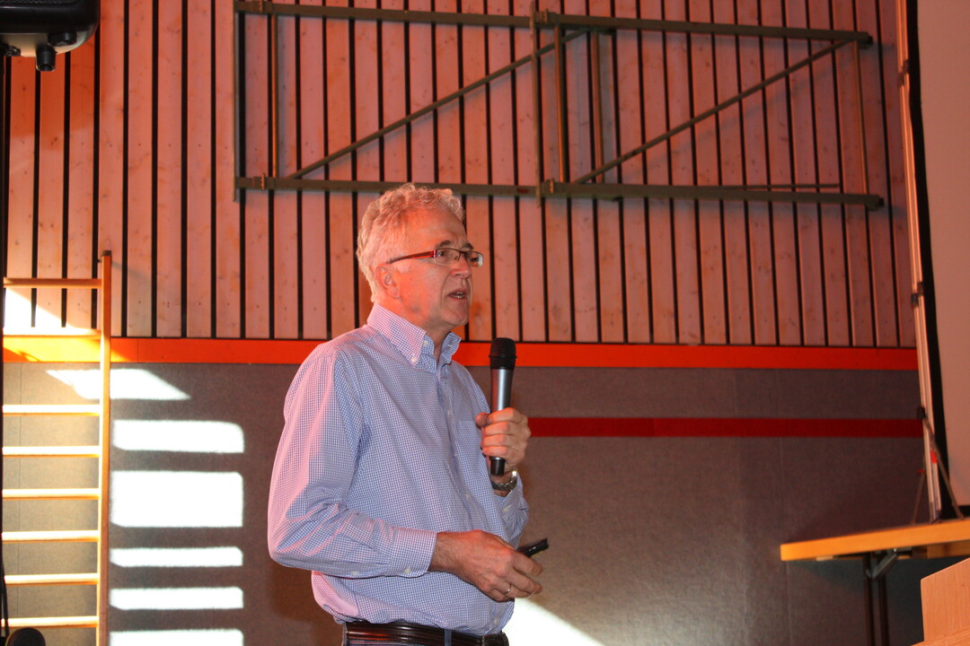 Dr. Friedrich Merz, der Pflanzenschutzexperte vom Regierungspr�sidium Stuttgart.