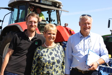 Staatssekret�rin Friedlinde Gurr-Hirsch vom Ministerium L�ndlicher Raum freute sich �ber das gro�e Interesse der Landwirte an dem Feldtag in Gro�rinderfeld. Im Bild ist sie zusammen mit v. l. Jonathan Kern und Frank K�ufler zu sehen, der zusammen mit den Firmenvertretern oder H�ndlern die Bodenbearbeitungsmaschinen vorstellte. 