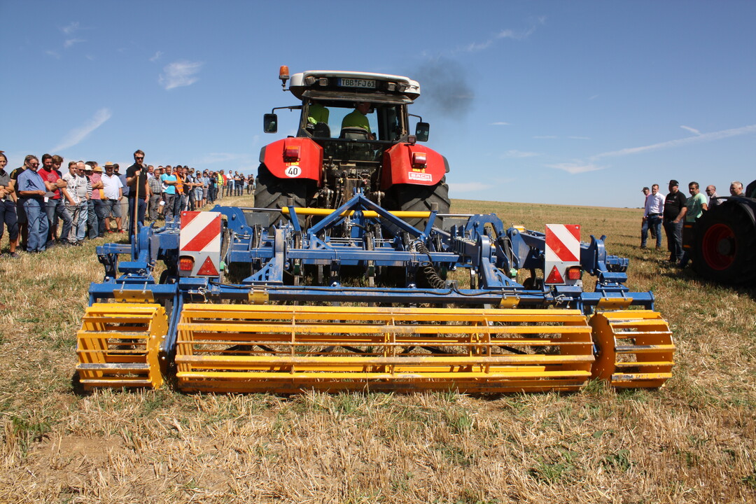 Der Zinkengrubber TGA 430 von Treffler best�tigte mit einem guten fl�chigen Schnitt (Arbeitsbreite (AB): 4,30 m, Gewicht 2,5 t) und einer Tiefe von 3,5 bis 4 cm den Ruf, der dem Ger�t vorausging.