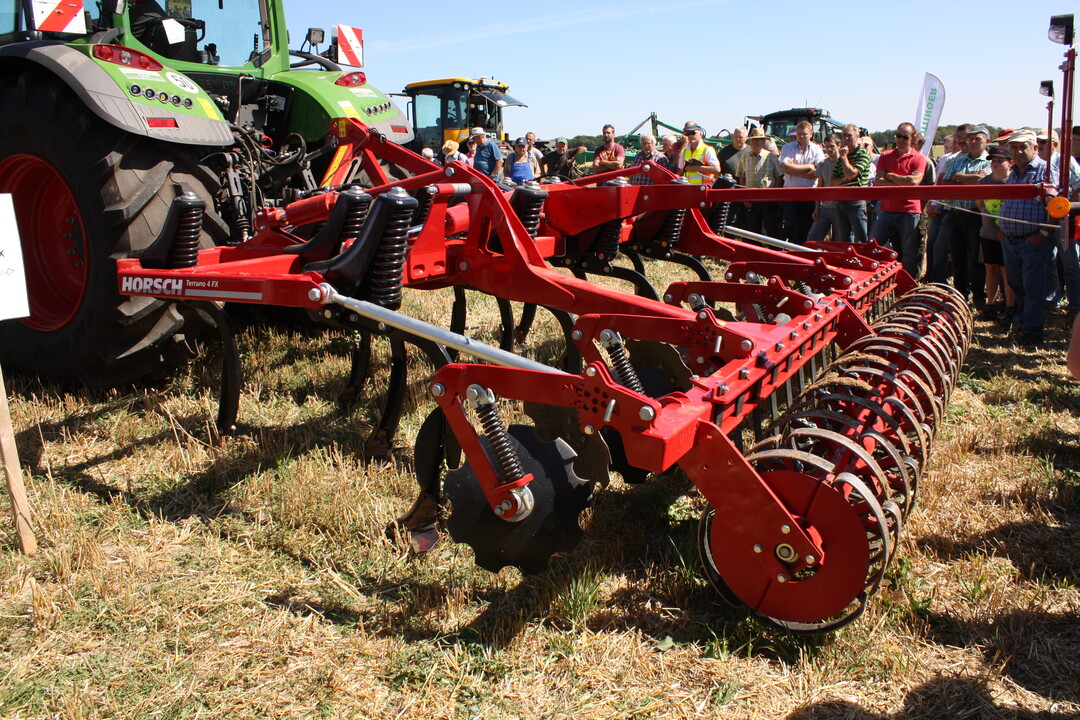 Terrano 4FX: Der dreibalkige Horsch-Grubber (AB: 4 m, Gewicht 2,7 t) arbeitet mit �berschnitt und hat mit 10 bis 13 cm die vorgegebene Arbeitstiefe �berschritten. 