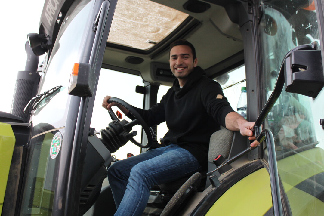 Fadel Battel aus Syrien hat sich auf dem Pferdehof von Sonja Liedhegener und Matthias Hausser im Fißlerhof/Tamm bewährt.