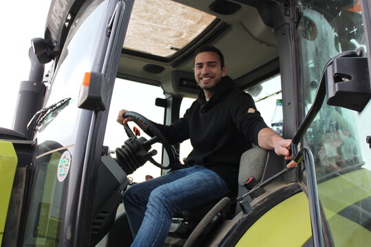Fadel Battel aus Syrien hat sich auf dem Pferdehof von Sonja Liedhegener und Matthias Hausser im Fißlerhof/Tamm bewährt.