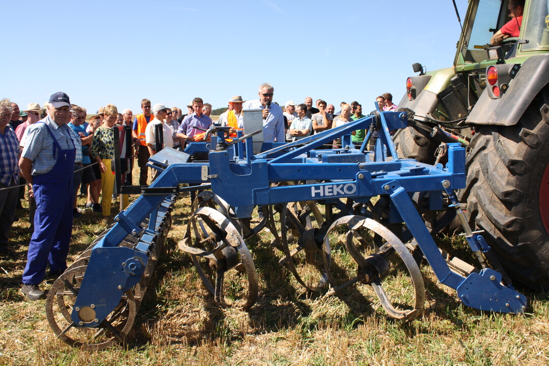 Konstrukteur Konrad Hendlmeier (l.) mit seinem HEKO-Ringschneider (AB: 3m, Gewicht 1,05 t). Das Ger�t mit seinen selbstsch�rfenden Ringschneiden hat 100 bis 120 PS Zugkraftbedarf �berzeugte mit einem ordentlichen Arbeitsbild, 3 bis 7 cm Arbeitstiefe und komplettem Abschnitt. Das Gr�ngut lag zum Abtrocknen vollst�ndig oben auf. 