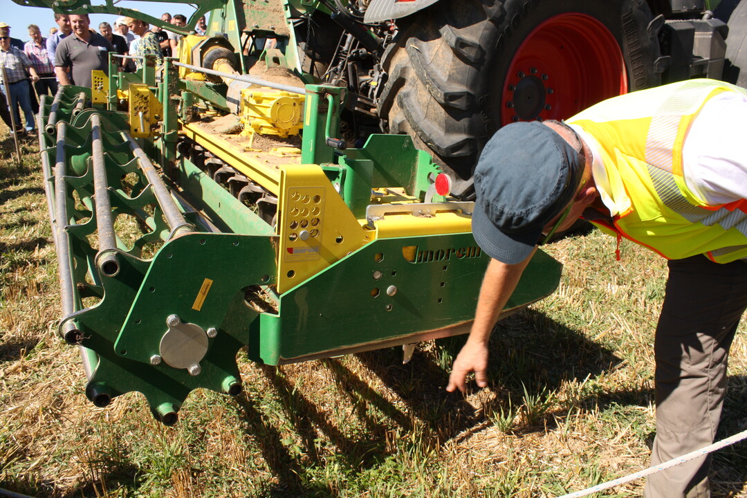 Kreiselegge Kronos KH (AB: 5 m) mit zus�tzlich Haifischflossen an den Kreiselzinken (unten), die zu einer besseren Kr�melung beitragen. Mit 5 cm Arbeitstiefe arbeitete. die Maschine gleichm��ig flach und hat den Auftrag gut erf�llt. 