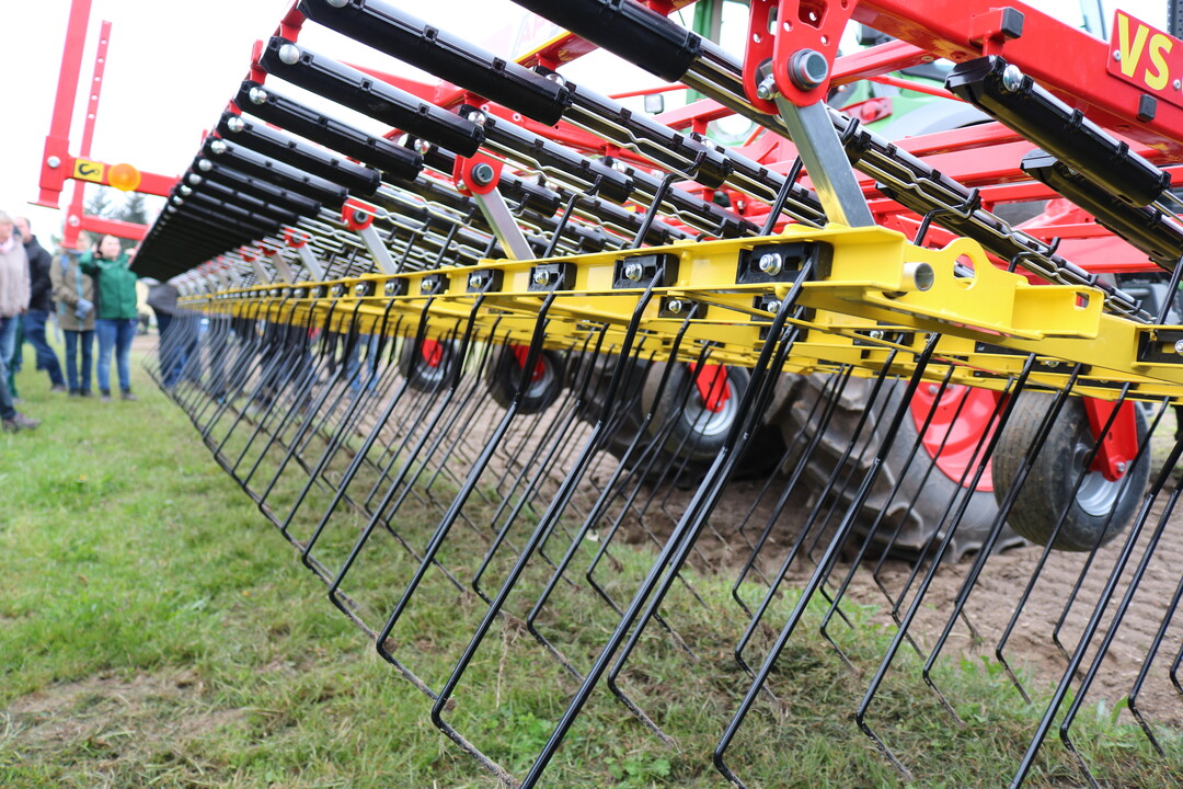 APV präsentiere auf dem Forchheimer Hacktag den Variostriegel VS 600 M1, dessen Zinken-Federn-System sich an den Boden anpasst. Die Zinken sind 8 mm stark und haben einen Strichabstand von 35 mm.
