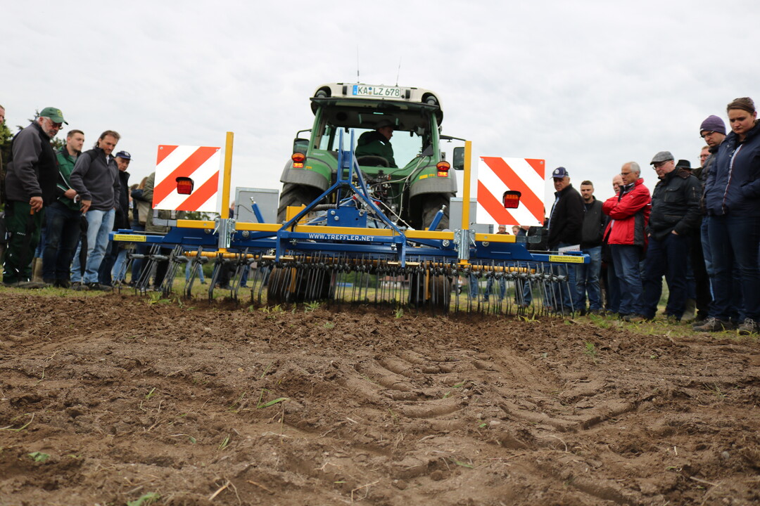 Die Firma Treffler stellte beim Forchheimer Hacktag einen Striegel mit automatischer Tiefenführung vor. Die Zinken sind verstellbar, der Zinkendruck kann angepasst werden.