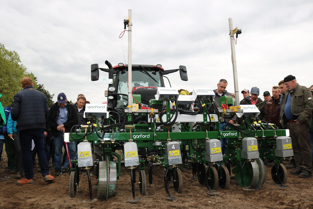Der Garford Robocrop InRow Weeder kann per Kamera die Position der Einzelpflanzen erkennen und entfernt Unkräuter zwischen und innerhalb der Reihen.