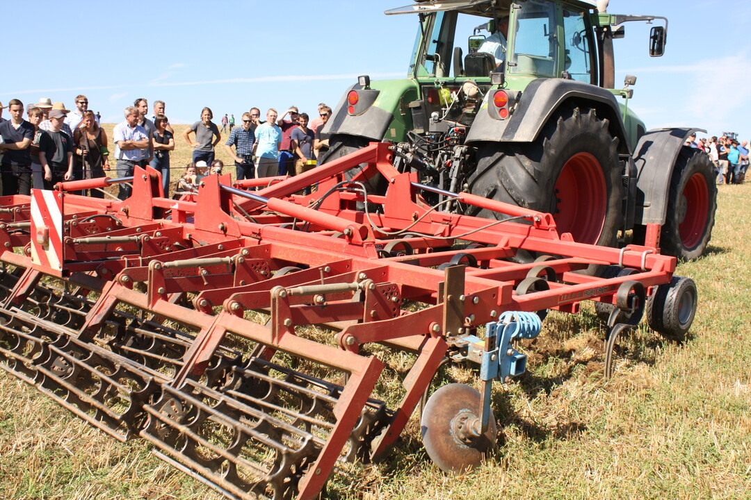 Leichtgrubber Eurocult II von Agrifarm (AB: 6 m, Gewicht 2,3 t) mit 13 cm Strichabstand und 6 cm Scharbreite erzielte 2cm bis 6 cm Arbeitstiefe. 