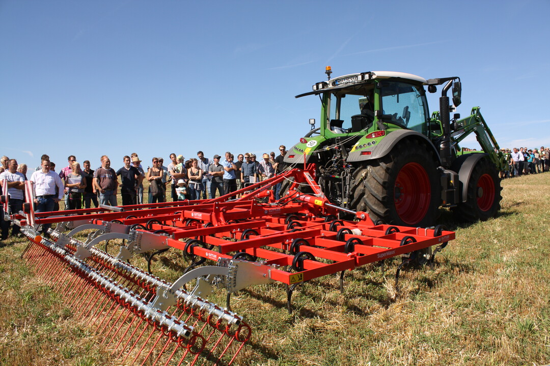 Nicht ganz den Anforderungen hat das Arbeitsergebnis des G�ttler-Leichtgrubbers Supermax (AB: 6 m, Gewicht 1,95 t) entsprochen. Das Ger�t arbeitete 2 cm bis 6 cm tief  und es blieben Stoppeln stehen