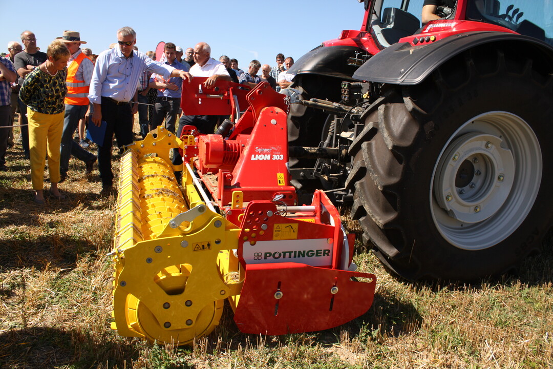 Von P�ttinger kam die schr�grollengelagerte Kreiselegge Lion 303 (AB: 3 m, Gewicht 1,63 t) zum Einsatz. Bei der exakt eingehaltenen Arbeitstiefe von 5 cm lieferte die Kreiselegge mit den auf Griff stehenden Zinken ein ordentliches Ergebnis. Die Kreiselegge holte Unkraut und Steine an die Oberfl�che. 