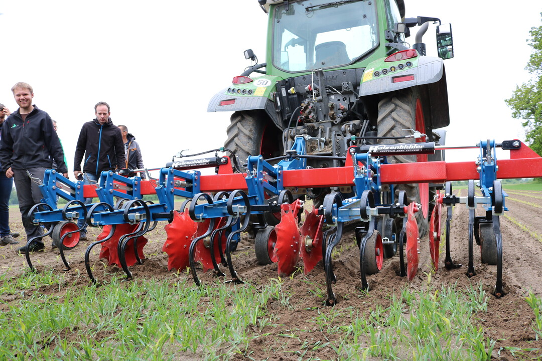 Die Firma Hatzenbichler präsentierte eine Hacke mit automatischer Lenkung. Direkt an der Reihe sind halbe Scharen verbaut, um den Verschüttungseffekt zu mindern.