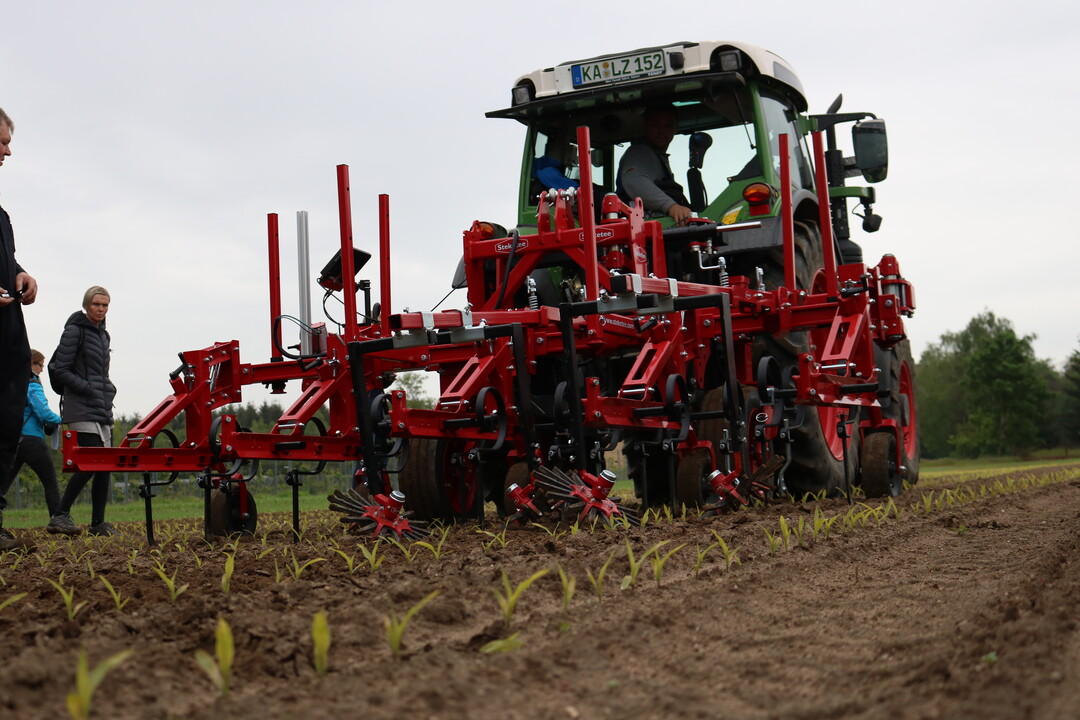 Steketee IC präsentierte ein Kamerasystem zur Einzelpflanzenerkennung. Das System verfügt über eine Reinigungsfunktion mit der die Pflanze durch Luftdruck von Erde befreit werden kann.
