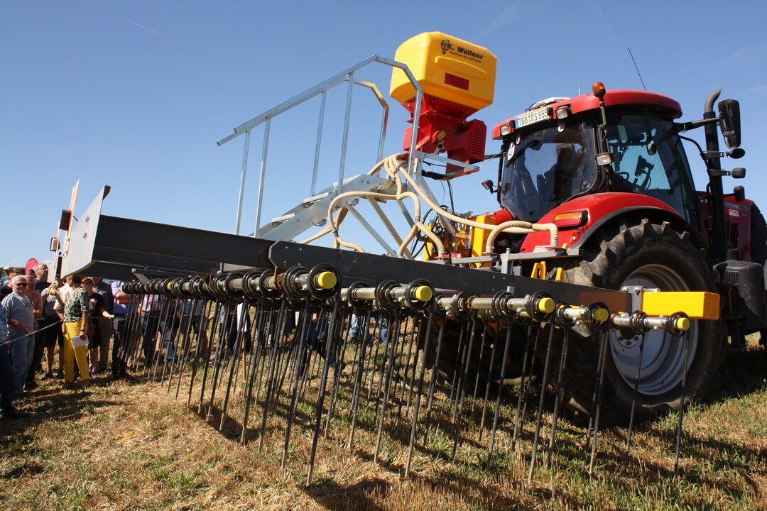 F�r das Stohmanagement bietet Hersteller Wallner den Strohstriegel (AB: 6 m, Gewicht 1,85 t) mit hydraulisch verstellbaren Zinken zur Stoppelbearbeitung und Strohverteilung. Mit Zinkenaufs�tzen kann noch mehr Boden bewegt und k�nnen Unkr�uter noch besser bearbeitet werden. 