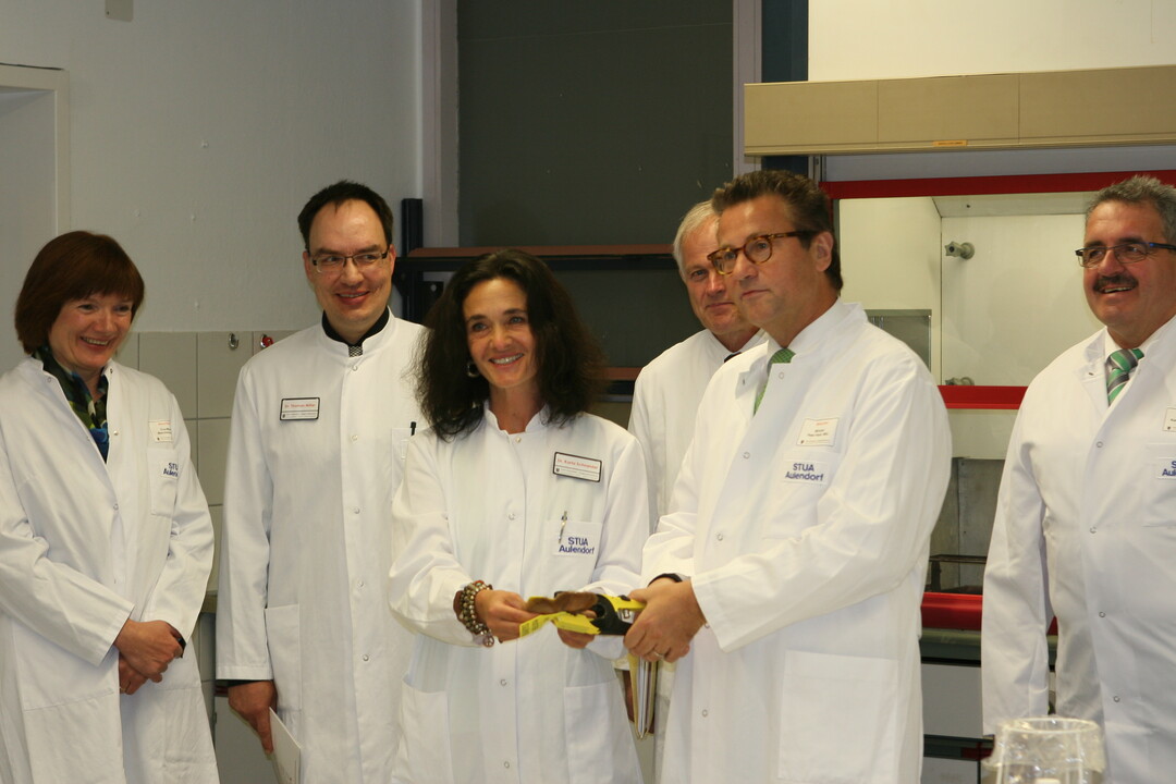 Entnahme einer Ohrstanzprobe f�r die virologische Untersuchung (von links): Erste Landesbeamtin Eva-Maria Meschenmoser, STUA-Chef Dr. Thomas Miller, Dr. Karla Schneider, Dr. Kuhn, Minister Peter Hauk und der Vorsitzende der Tierseuchenkasse Karl Rombach (MdL).  