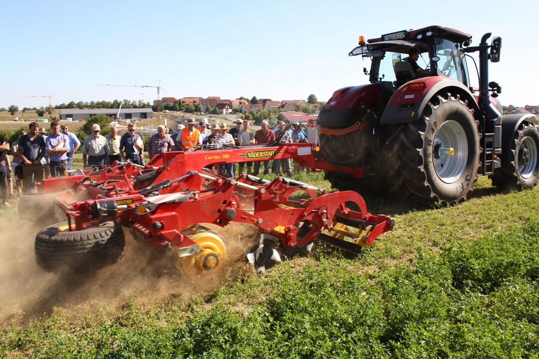 Mit 90 KW ben�tigt die Kettenscheibenegge MPH 6000 des australischen Herstellers Kelly (AB: 6 m, Gewicht 3 t) zur Stoppelbearbeitung und Bodennivellierung geringere Traktorenleistung als vergleichbare Maschinen. 