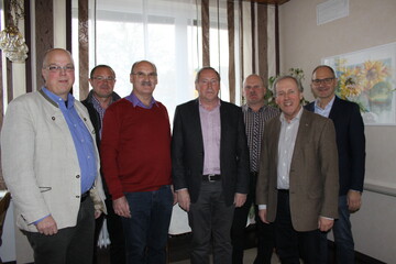 Diskutierten �ber die Erfolgsfaktoren f�r Mutterkuhbetriebe (v.l.): Frank Gr�ter, LEL Schw�bisch Gm�nd, Anton Fr�hauf, Amt f�r Landwirtschaft, Calw, Dr. Bernhard Hofmeister, Rindergesundheitsdienst (RGD) Aulendorf, Dr. Georg Klinger, Regierungspr�sidium Karlsruhe, Klaus Sch�fer, ebenfalls Regierungspr�sidium Karlsruhe, Hans-Jochen Burkhardt, Vorsitzender des Arbeitskreises Mutterkuhhaltung Nordschwarzwald/G�u, Dr. Peter Sch�fer, Leiter des Amtes f�r Landwirtschaft, Calw.