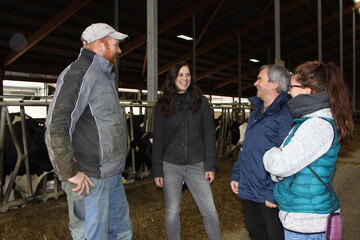 �Die Klauengesundheit unserer K�he hat sich deutlich verbessert�, sagt Ulrich Frank, GbR-Partner des Gliemenhofes (ganz l.). F�r Dr. Elisa Strang (zweite von l.) und Tatjana Heim (ganz r.), die Koordinatorinnen des EIP-Projektes �Klauencheck Baden-W�rttemberg�, Grund genug an der Gesundheitsoffensive f�r die Wiederk�uer weiter dran zu bleiben. Unterst�tzt werden sie von Klaus Dr�ssler, Vize-Gesch�ftsf�hrer beim LKV (dritter von l.).