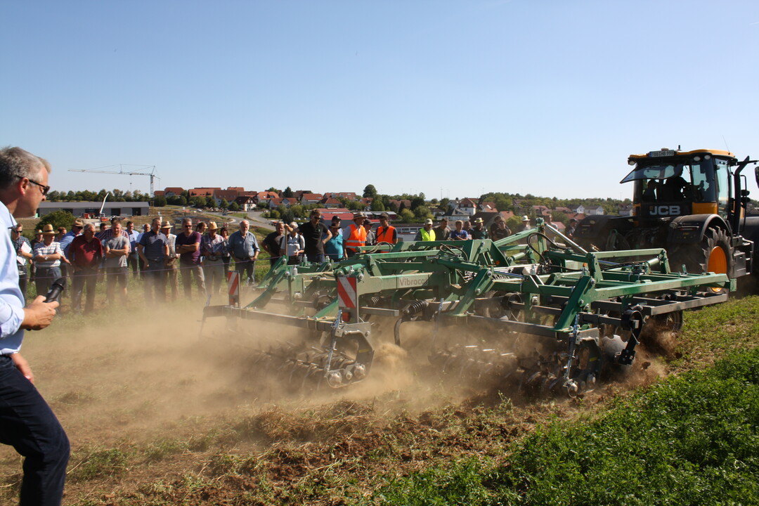 Die extrem trockenen Bodenverh�ltnisse in der Luzerne brachten sowohl den Flachgrubber mit 6 m Arbeitsbreite (im Bild) wie zuvor die Kurzscheibenegge (AB 3 m) und die Scheibenegge (AB 5 m) an die Grenzen ihrer Leistungsf�higkeit. 