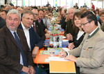 Die Hauptakteure des Bauerntages in Ravensburg: Landwirtschaftsminister Peter Hauk (r.), neben ihm die Präsidentin des Landfrauenverbandes Württemberg-Hohenzollern, Juliane Vees, Thomas Hagmann, stv. Vorsitzender des Bauernverbandes Allgäu-Oberschwaben (l.) und LBV-Vizepräsident Gerhard Glaser.