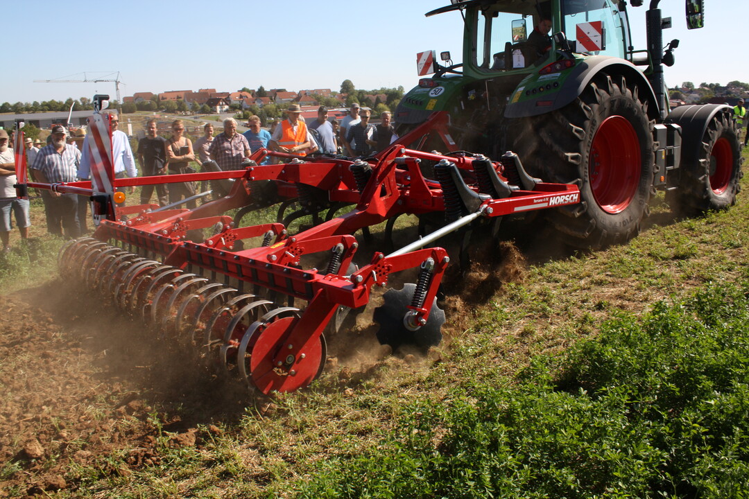 Unter den trockenen Bedingungen in der Luzerne zeigten sich die Ackerbauexperten mit dem Arbeitsergebnis des Horsch-Grubbers Terrano 4FX (AB 4,30 m) zufrieden. Sie raten, auf scharfe Schare und Zinken zu achten. 