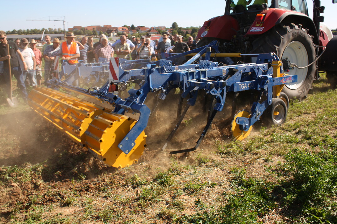 Mehr Kraft auf die Erde brachte in der Luzerne der Traktor mit  Reifendruckregelanlage (1 bar im Reifen) Der Treffler-Zinkengrubber (AB 4,30 m) konnte seine Aufgabe mit relativ wenig Kraftaufwand voll erf�llen: Sch�nes, leicht welliges und ganzfl�chiges Schnittprofil auf 4cm bis 5 cm. 