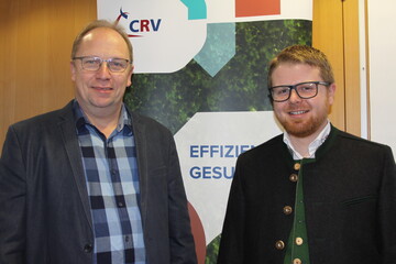 Rolf Schl�ter (li.), Milchviehhalter aus dem nordrhein-westf�lischen Versmold, setzt auf seinem Betrieb auf mehrere Standbeine. Eine Strategie, die sich bisher bew�hrt habe, wie er im Gespr�ch mit Johannes Wolf, Manager Fleckvieh, beim Zuchtunternehmen CRV Deutschland. 