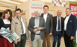 Stippvisite am Stand von BWagrar mit einem Blick in die aktuelle Ausgabe (v.l.): Landfrauenpräsidentin Juliane Vees, Minister Peter Hauk, stv. Chefredakteur Eberhard Stümpfle, Landrat Harald Sievers, stv. Vorsitzender Bauernverband Allgäu-Oberschwaben, Thomas Hagmann, und LBV-Vizepräsident Gerhard Glaser.