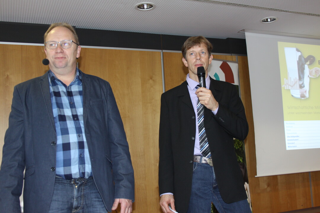 Josef Berchtold vom DLV-Verlag in M�nchen moderierte die CRV-Tagung an diesem Montag in Ulm-Seligweiler. An Landwirt Rolf Schl�ter hatten viele Tagungsteilnehmer Fragen. 