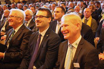Den launigen Begr��ungsworten von Landrat Klaus Pavel schenken hier ihre Aufmerksamkeit v. l. Ministerpr�sident Kretschmann, Oberb�rgermeister Michael Dambacher und Bauernverbandsvorsitzender Hubert Kucher.