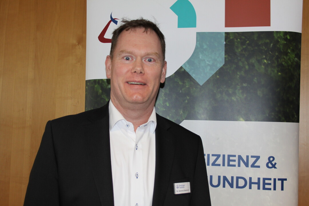 Euterentz�ndungen sollten aus Sicht von Dr. Andreas Steinbeck "immer mit System behandelt werden". Ansonsten bliebe der Erfolg h�ufig aus, machte der Key Account Manager beim Pharmaunternehmen Boheringer Ingelheim in Ulm-Seligweiler deutlich.