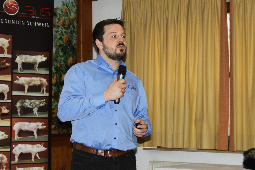 "200 Gramm Rohfaser sind pro Schwein und Tag vorgeschrieben", erl�uterte Nutztierberater Benjamin K�rkel-Wineberger den Zuh�rern auf den beiden Fachtagungen. So sehen es beispielsweise die Statuten der Qualit�ts und Sicherheits (QS) GmbH vor.
