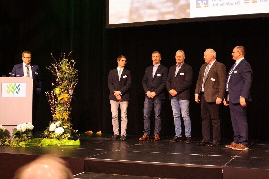 Der gesch�ftsf�hrende Vorstand der Bauernverbands Schw�bisch Hall-Hohenlohe-Rems wurde am Bauerntag vom Vorsitzenden J�rgen Mauerer (l.) mit Gesch�ftsf�hrer Helmut Bleher (r.) vorgestellt (2. v. r. n. l.): Andreas Schunter, Burgstetten, Harald Gronbach, Crailsheim-Ingersheim, Markus N�bl, Obersontheim, und Thomas Wenzel, Neuenstein-Neufels. 