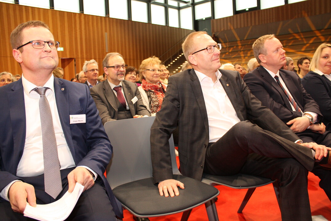 Vorsitzender J�rgen Maurer, LBV-Vizepr�sident Klaus Mugele, Gastredner Prof. Bernd Nolte und Landrat Dr. Matthias Neth (v. l.) folgen beim Bauerntag dem Bericht von Gesch�ftsf�hrer Helmut Bleher. 