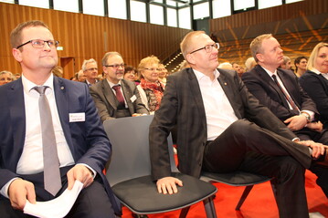 Vorsitzender J�rgen Maurer, LBV-Vizepr�sident Klaus Mugele, Gastredner Prof. Bernd Nolte und Landrat Dr. Matthias Neth (v. l.) folgen beim Bauerntag dem Bericht von Gesch�ftsf�hrer Helmut Bleher. 