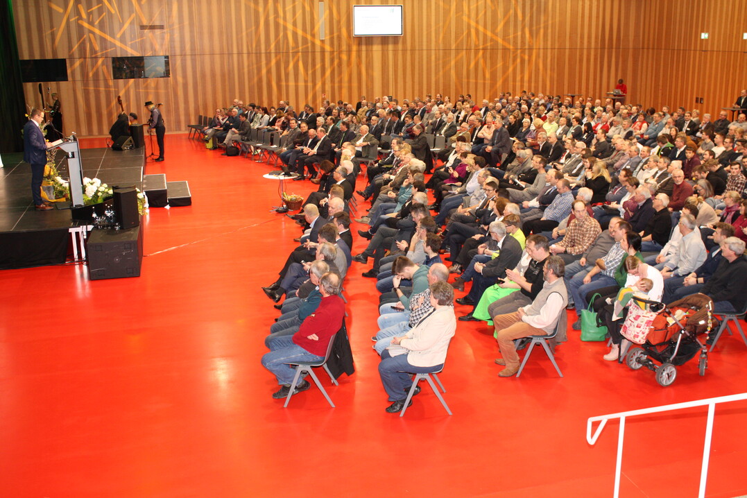 Rund 400 Besucher konnte Bauernverbandsvorsitzender Maurer beim Bauerntag begr��en, der erstmals im Carmen-W�rth-Forum stattgefunden hat