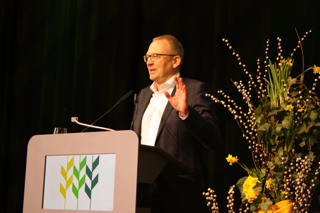 Wettbewerbs�konom Prof. Bernd Nolte rief die Landwirte auf, neue Wege zu gehen.